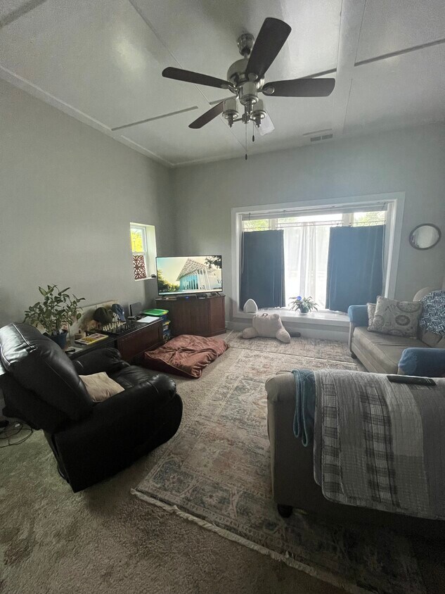 3849 S Packard Ave, Saint Francis, WI 53235 Townhome Rentals in Saint