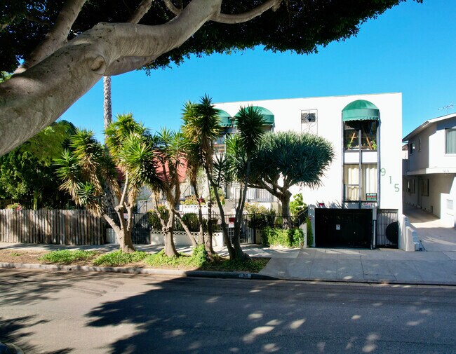 Building Photo - 915 N Genesee Ave