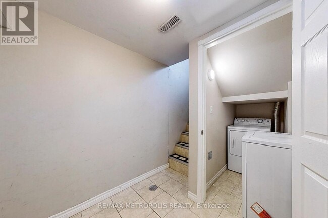 Building Photo - 1028 McCullough Dr