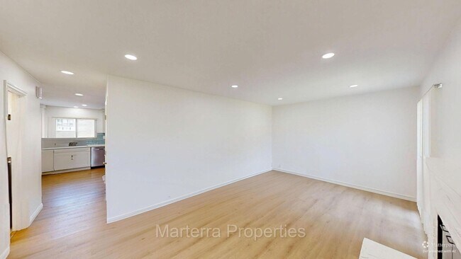 Foto del edificio - 17755 La Rosa Ln
