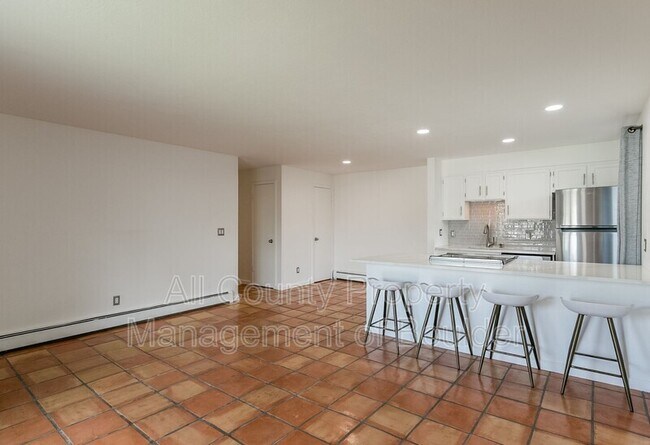 Foto del edificio - 2800 Kalmia Ave
