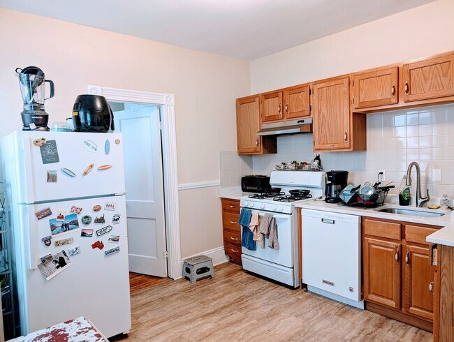 Foto del edificio - $500 rebate upon closing!  Affordable Brookline Apt for Grads and working pros!  Huge Rooms, Beau...
