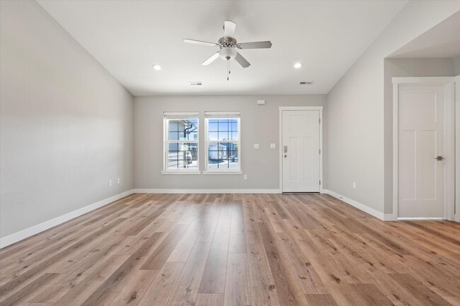 Building Photo - Newer Home in Quiet Neighborhood
