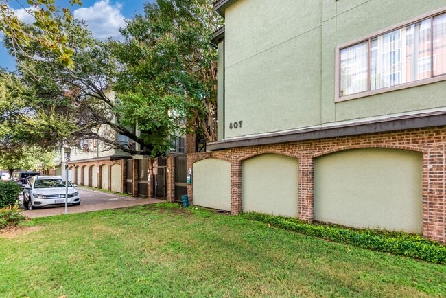 Building Photo - 807 W 25th St