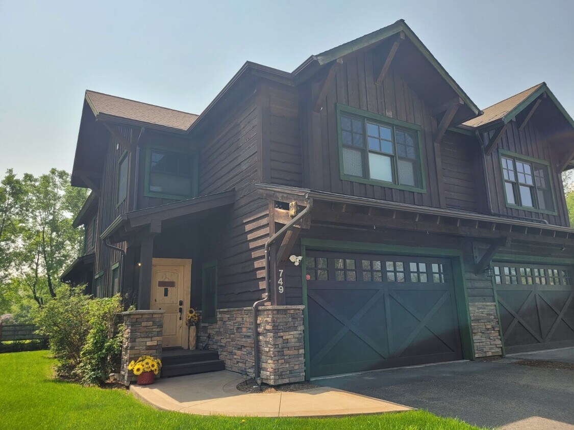Primary Photo - 3 Bed 2.5 Bath Furnished Townhouse