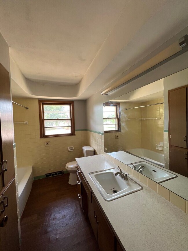 Building Photo - 3 bedroom 1.5 bath home available now!