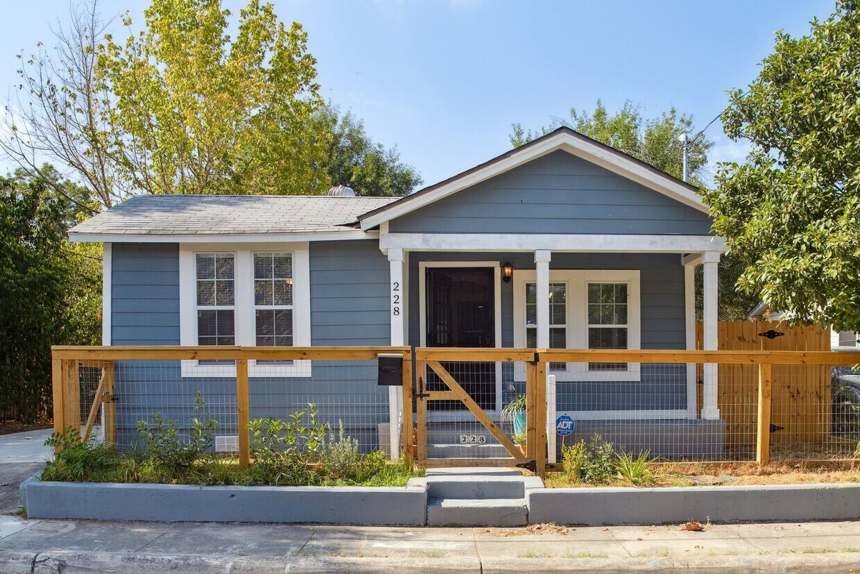 Foto principal - 3 Bedroom Single Family Home in San Antonio