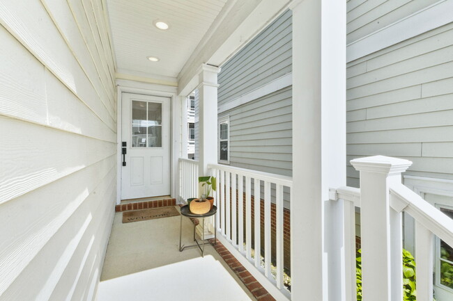 Building Photo - 9518 3rd Bay St