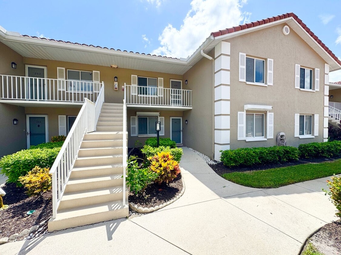 Primary Photo - ** ROYAL WOOD ** 2 + DEN / 2 BATH - CONDO ...