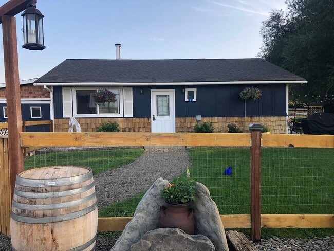 Building Photo - Country Cottage for Lease on 1.42 Acres