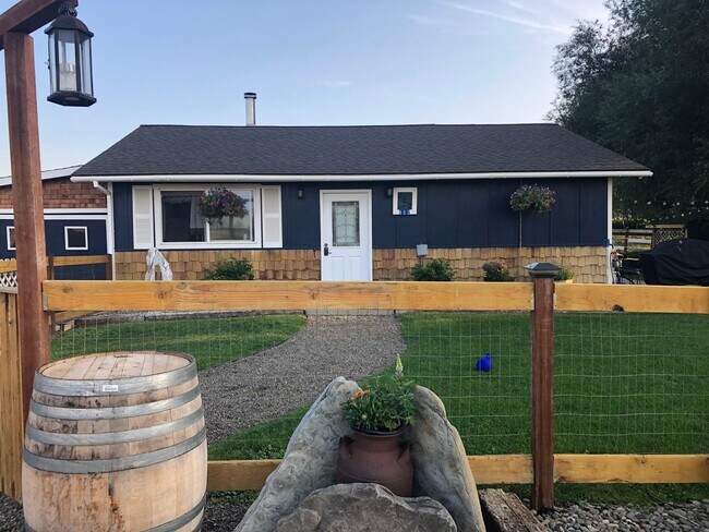 Foto del edificio - Country Cottage for Lease on 1.42 Acres