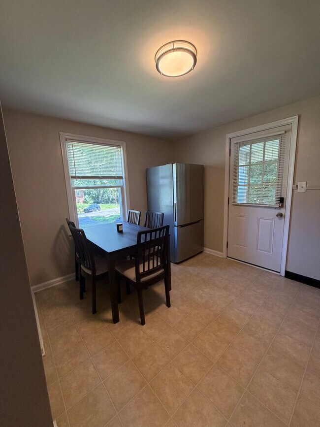 Building Photo - Charming Duplex Near Downtown Blacksburg