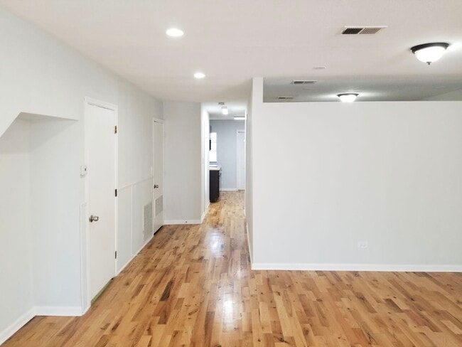 Building Photo - 4642 N Francisco Ave