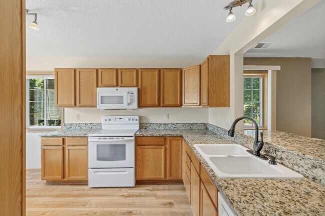 Foto del edificio - 220 Emerson Ave E