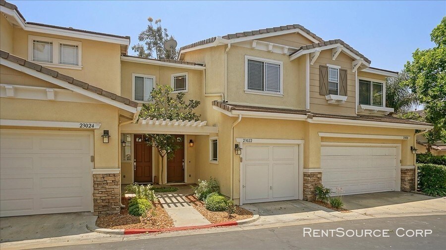 2 Bedroom Townhome In Valencia For Rent! House for Rent in Santa