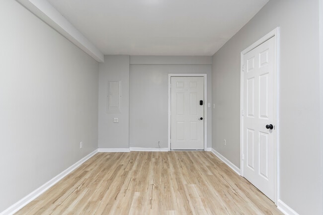 Building Photo - Affordable Luxury Apartment Near DC