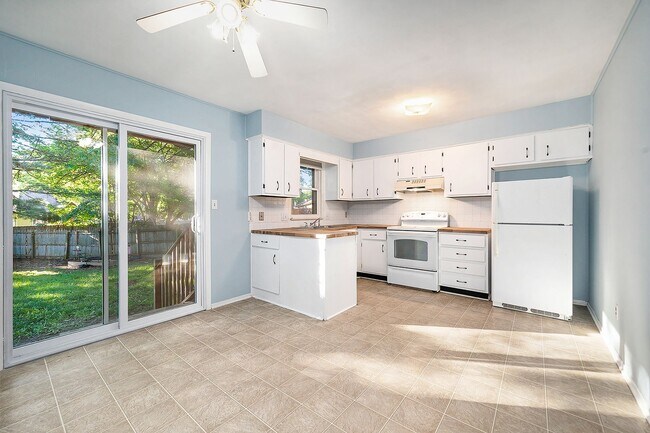 Foto del edificio - ****AVAILABLE NOW**** Huge Independence Du...
