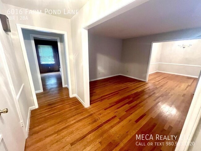 Foto del edificio - 6016 Farm Pond Ln