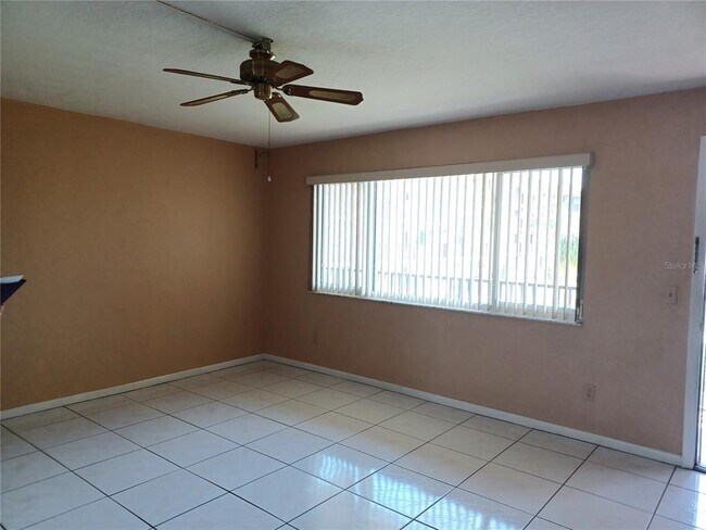 Building Photo - 2525 W Bay Dr