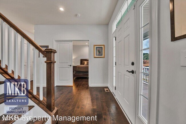 Building Photo - 5 br, 3 bath House - 40 Viceroy St.