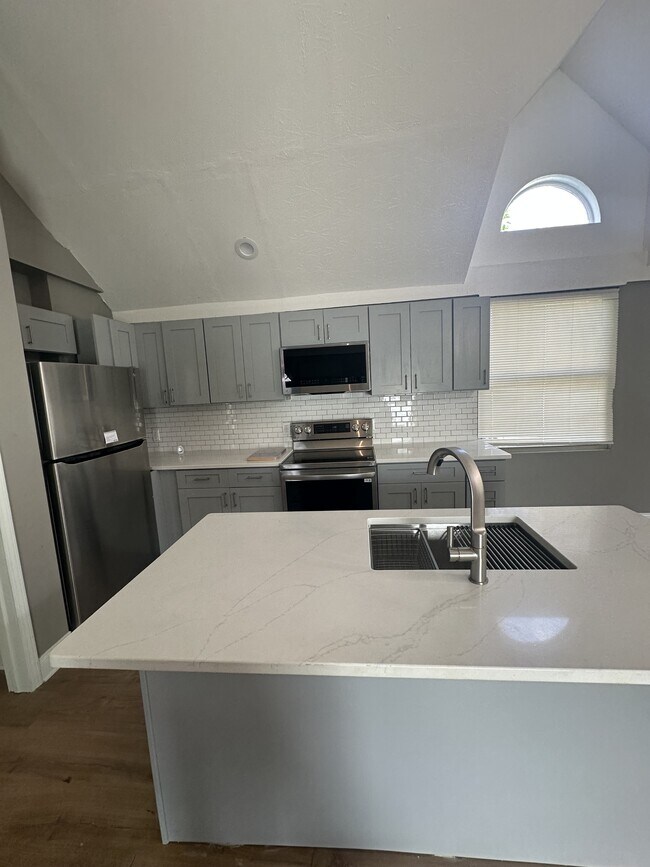 Foto del edificio - 5808 Fir Ave