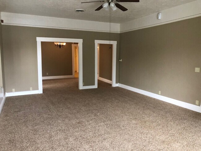 Building Photo - Beautiful Los Banos Rental