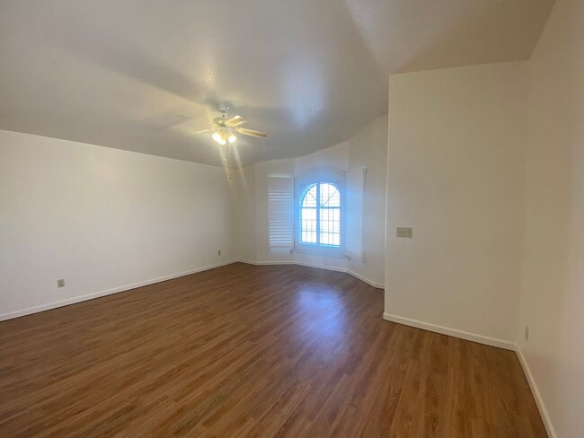Building Photo - 3 Bedroom 2 Bathroom Home