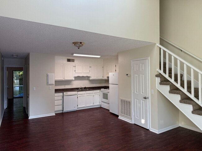 Building Photo - 411 Cambridge Cir