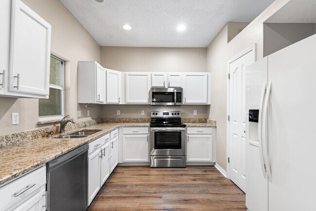 Foto del edificio - 10114 Farmingdale Pl