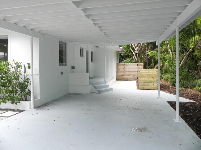 Foto del edificio - 861 NE 70th St