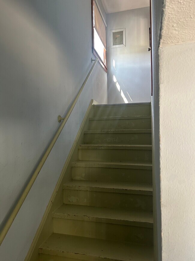 Escalera al apartamento. - 525 Church St