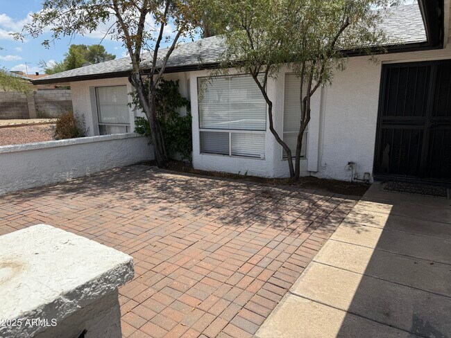 Building Photo - 1019 E Rowlands Ln