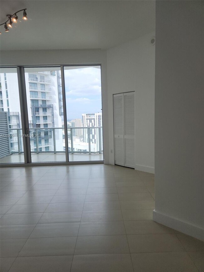 Foto del edificio - 300 S Biscayne Blvd