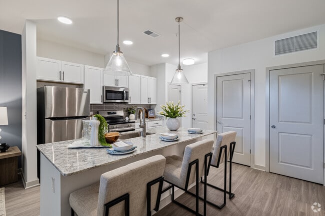 1BR, 1BA - 652SF - Kitchen - Madison Ironbridge