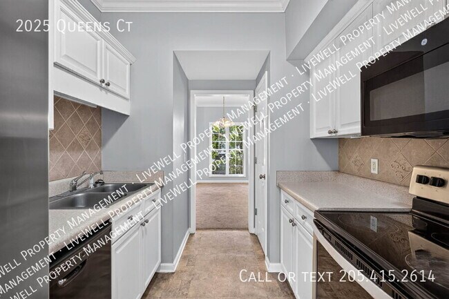 Building Photo - 2025 Queens Ct