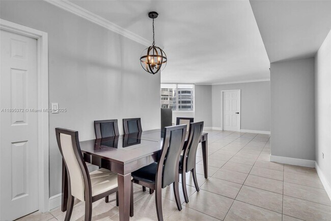 Building Photo - 999 Brickell Bay Dr