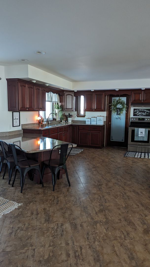 Building Photo - 6+ bedrooms, 4 bath acreage just SW of Blo...