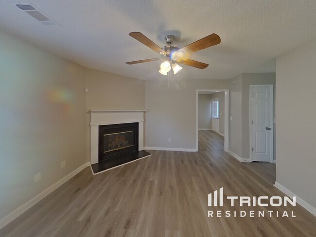 Foto del edificio - 5726 Rockaway Dr
