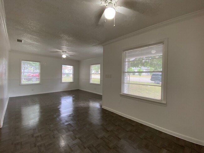 Building Photo - AVAILABLE NOW 2 Bedroom 1 Bath Home in Riv...