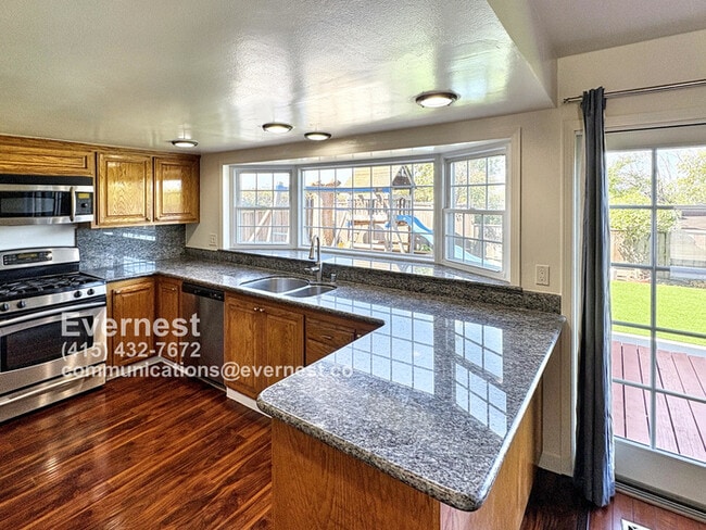Building Photo - Gorgeous 4-Bedroom Home with Exceptional C...
