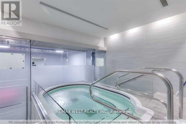 Photo du bâtiment - 637 Lake Shore Blvd W