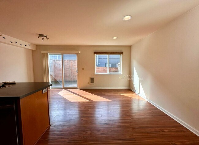 Foto del edificio - 563 NE Kettle St