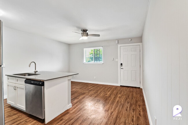 Building Photo - 902 Romeria Dr