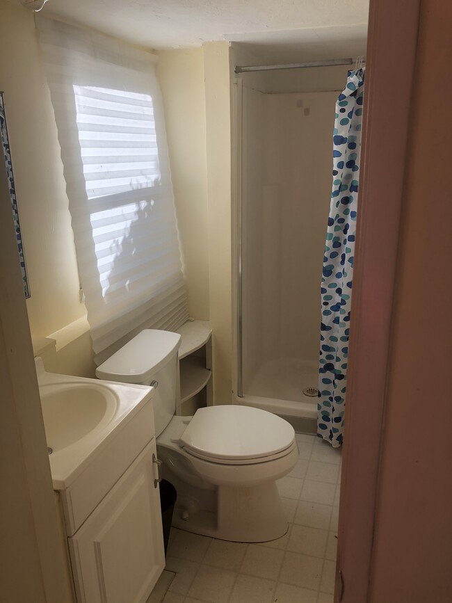 Bathroom - 6027 Ross St