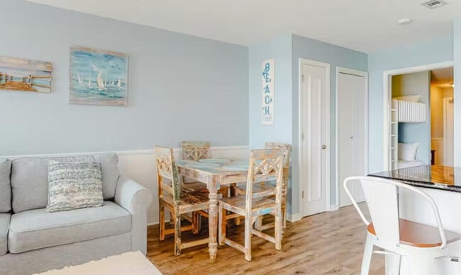 Building Photo - 572 E Beach Blvd