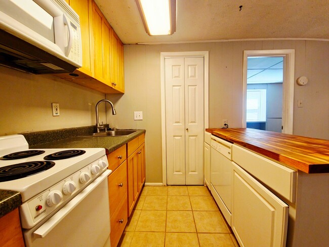 Building Photo - Cozy 1 Bedroom Backhouse Near Texas Tech