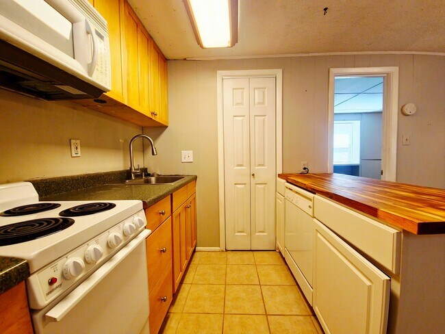 Foto del edificio - Cozy 1 Bedroom Backhouse Near Texas Tech