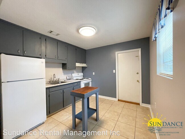 Building Photo - 2 br, 1 bath House - 803-B Sunset Boulevard W