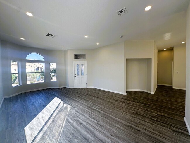 Building Photo - SINGLE STORY!! NO HOA'S!! 3 CAR GARAGE REA...