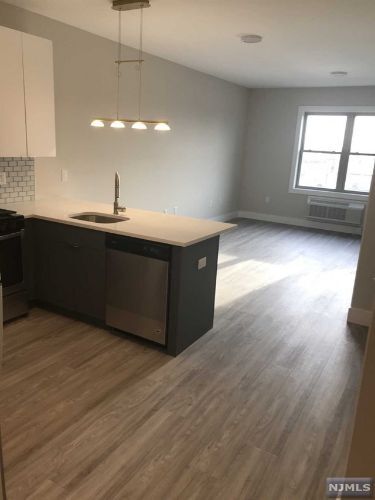 Foto del edificio - 6115-6119 Broadway